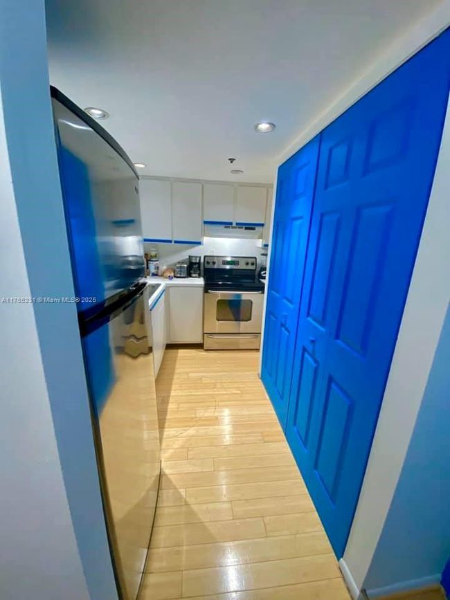 APT-310 - 540 Brickell Key Dr, Condo with 1 bedrooms, 2 bathrooms and null parking in Miami FL | Image 5