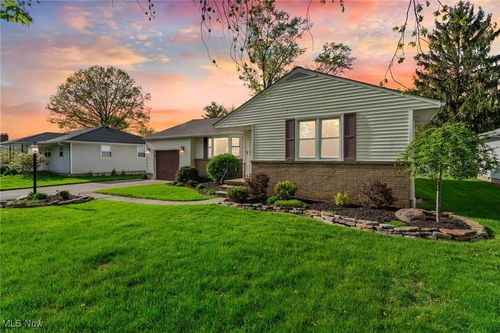 175 Sunrise Dr, Amherst, OH, 44001-1452 | Card Image