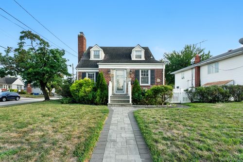 40 Hendrickson Ave, Lynbrook, NY, 11563-1229 | Card Image