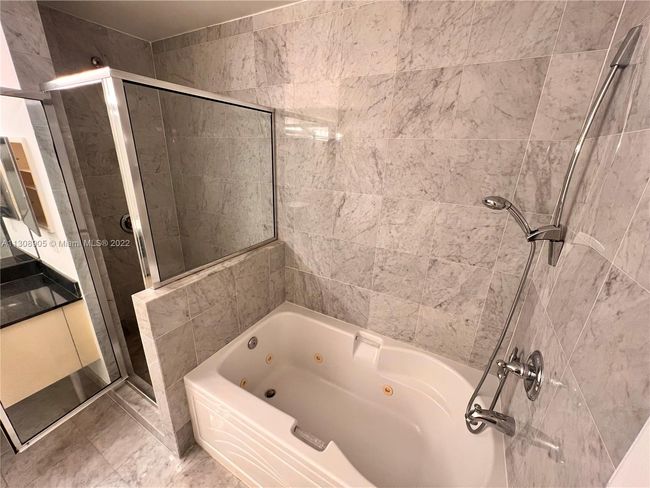 APT-3921 - 31 Se 5 Th St, Condo with 3 bedrooms, 3 bathrooms and null parking in Miami FL | Image 15