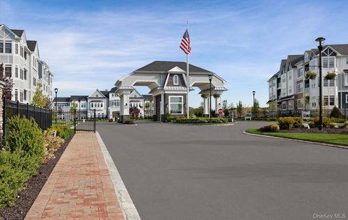 28301 Spruce Pond Cir, Plainview, NY, 11803-2277 | Card Image