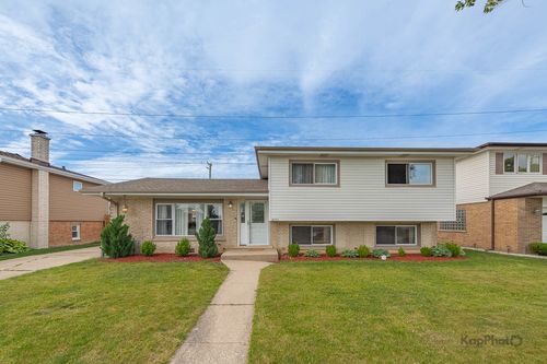8142 W Lyons Street, Niles, IL, 60714 | Card Image