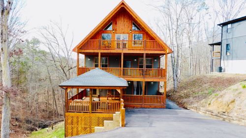 735 Timberlake Cir, Sevierville, TN, 37876-1075 | Card Image