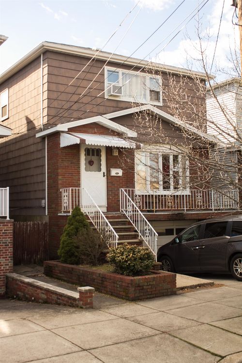 8 Oak St, Bayonne, NJ, 07002-4323 | Card Image