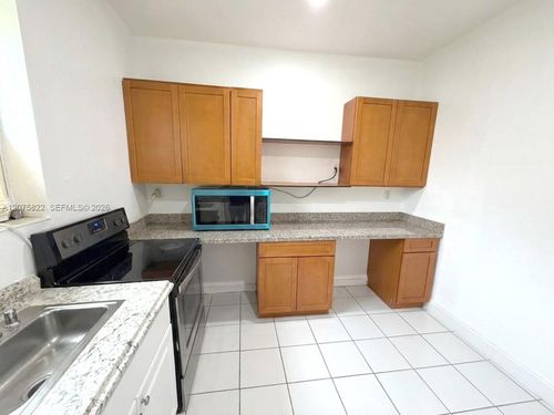 b-601 Ne 180th St, Miami, FL, 33162-1136 | Card Image