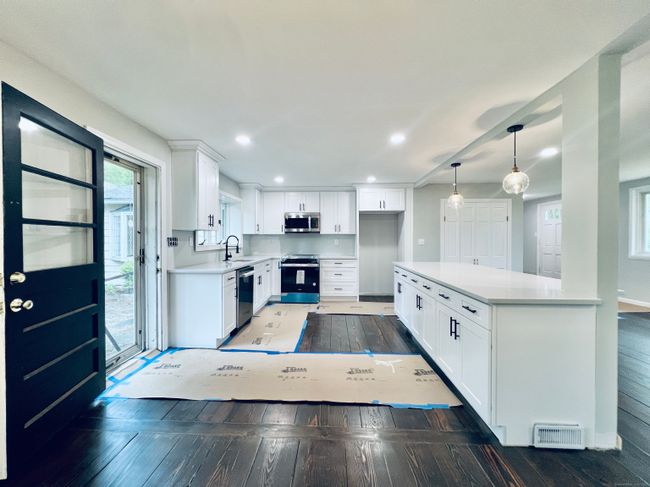 18 Jean Ave, House other with 3 bedrooms, 3 bathrooms and null parking in Norwalk CT | Image 5