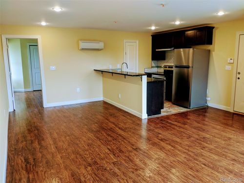 7-89 E Edsel Ford Fwy, Detroit, MI, 48202-3742 | Card Image