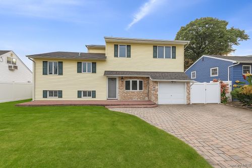 1012 N Ontario Ave, Lindenhurst, NY, 11757-2222 | Card Image
