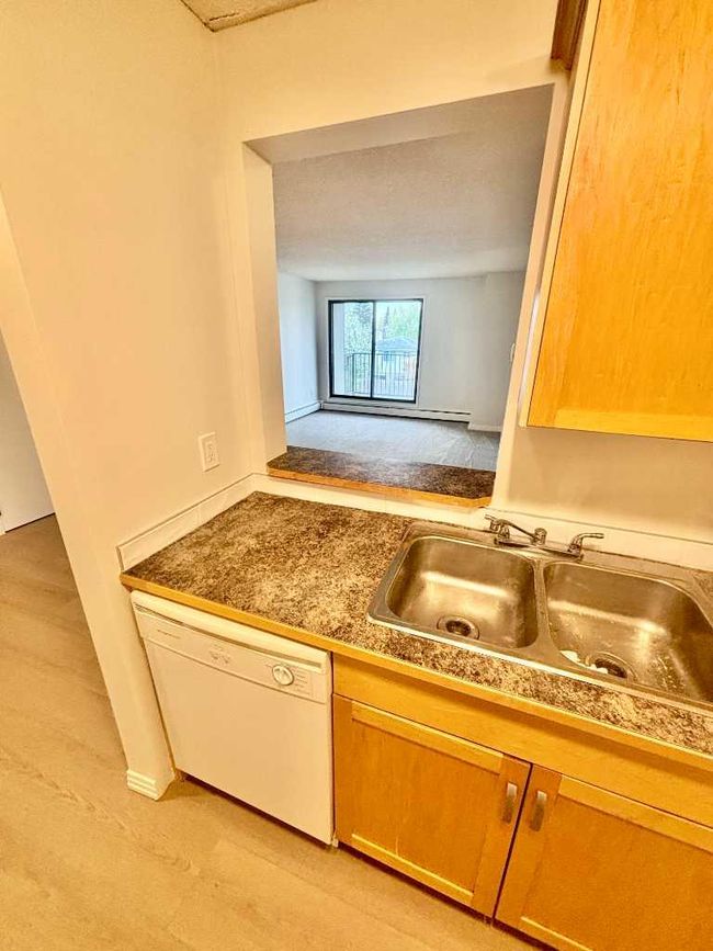 2203 - 13045 6 Street Sw, Condo with 2 bedrooms, 1 bathrooms and 1 parking in Calgary AB | Image 4