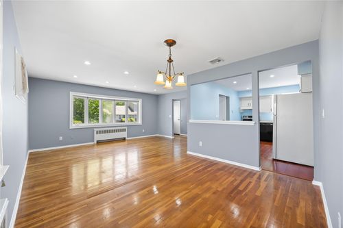 267 10th St, Bethpage, NY, 11714-1724 | Card Image