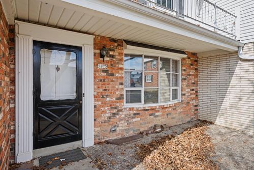 5075 W Colonial Court, Greenfield, WI, 53220 | Card Image