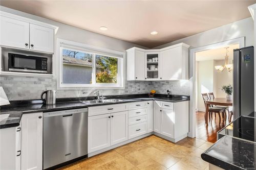 4120 Ambassy Pl, Victoria, BC, V8X2M4 | Card Image