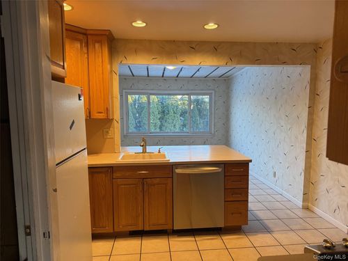 12 Cranberry Ln, Plainview, NY, 11803-6117 | Card Image