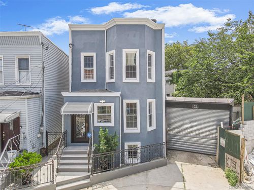 11-28 Welling Ct, Astoria, NY, 11102 | Card Image