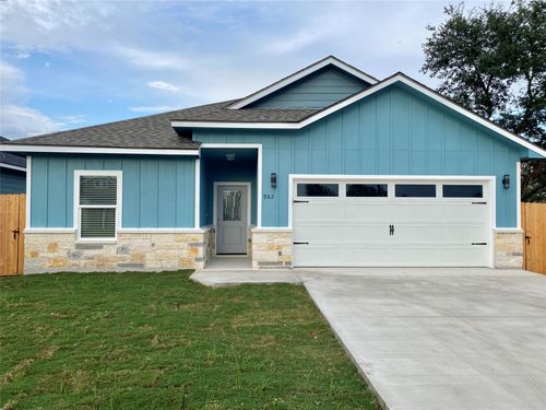 982 S Navarro St, Giddings, TX, 78942-4716 | Card Image