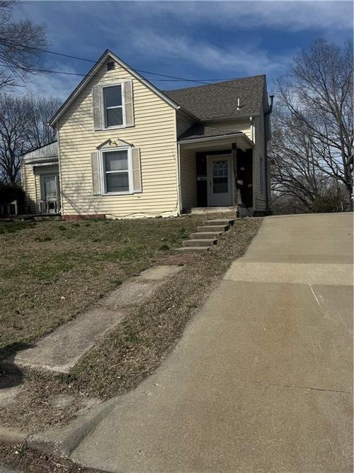 946 Sherman Ave, Leavenworth, KS, 66048-2443 | Card Image