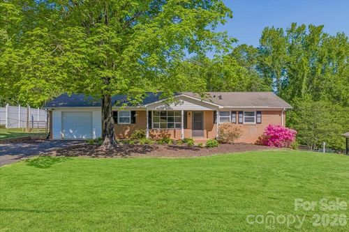 105 Vina Pl, Mount Holly, NC, 28120-9315 | Card Image