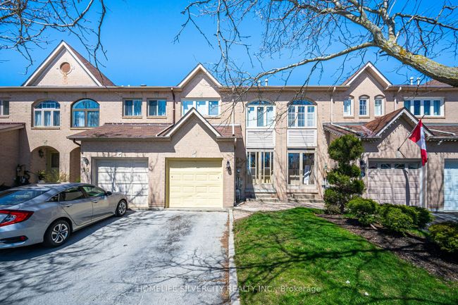 92 Cedarwood Cres, Home with 3 bedrooms, 3 bathrooms and 3 parking in Brampton ON | Image 2