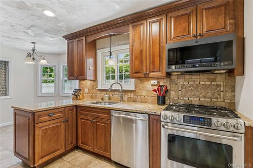42 Morris Ave, Lake Grove, NY, 11755-2718 | Card Image
