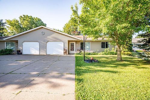 561 Burton Cir, Ellsworth, WI, 54011-5072 | Card Image