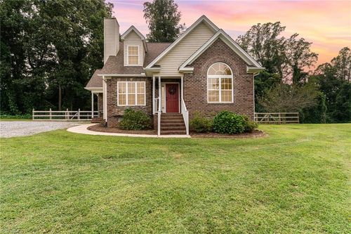 505 Dogwood Acres Ln, Madison, NC, 27025-8324 | Card Image