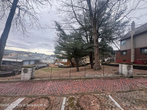 817 Court St, Scranton, PA, 18508-2240 | Card Image