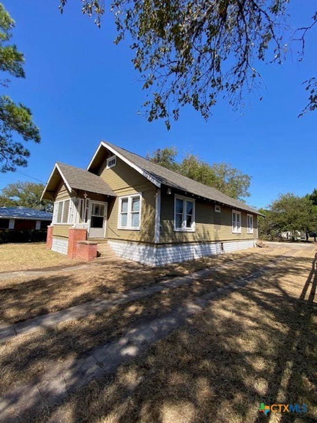 409 E Hochheim St, House other with 3 bedrooms, 2 bathrooms and null parking in Yoakum TX | Image 4