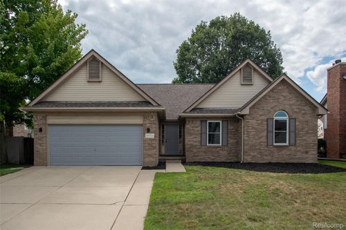 19108 Red Oak Ln, Brownstown, MI, 48193-8802 | Card Image