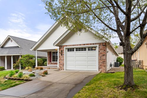 3535 S Village Dr, Medford, OR, 97504-9283 | Card Image