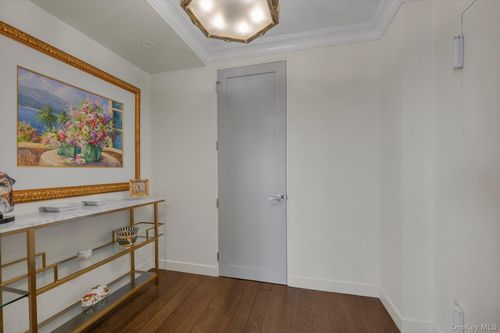30v-27010 Grand Central Pkwy, Floral Park, NY, 11005 | Card Image