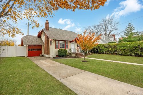 51 Castleton Ct, Oceanside, NY, 11572-2207 | Card Image