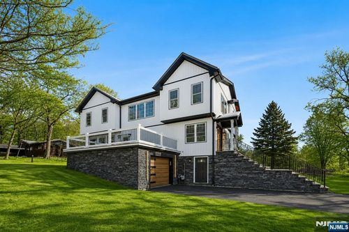 10 Old Rifle Camp Rd, Woodland Park, NJ, 07424-3131 | Card Image