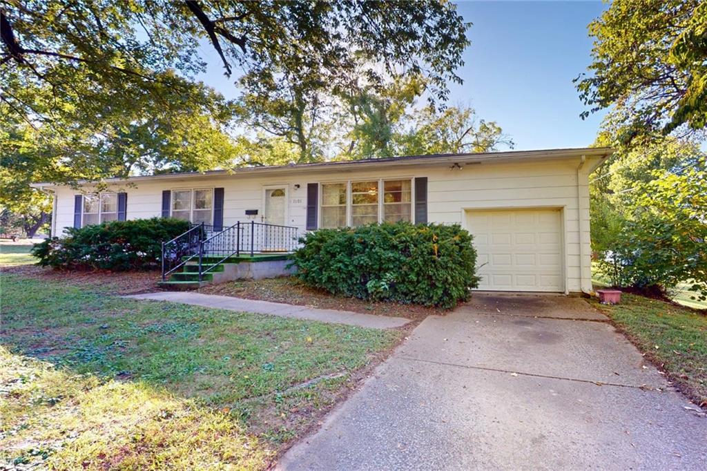 Oak St, Nevada, MO 64772