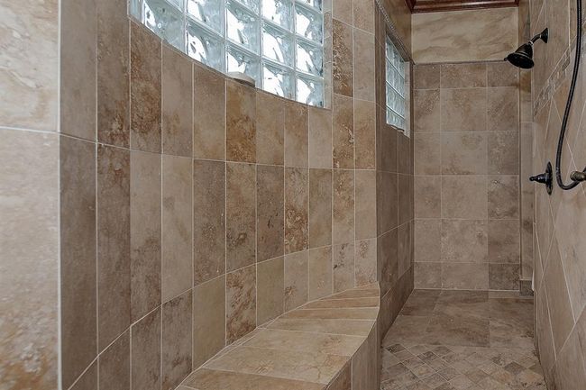 Dual entry shower with relaxing bench | Image 21