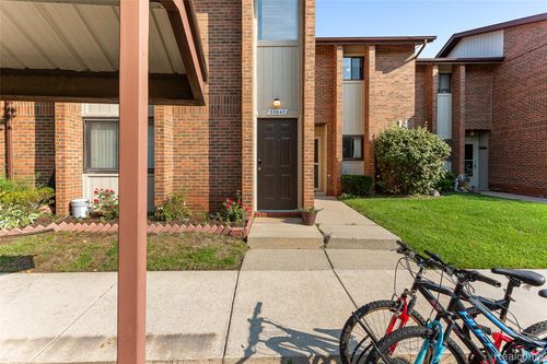 33647 Pondview Cir, Livonia, MI, 48152-1471 | Card Image