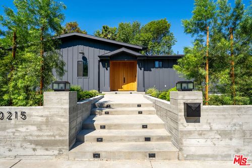 20215 Lorenzana Dr, Woodland Hills, CA, 91364-3527 | Card Image