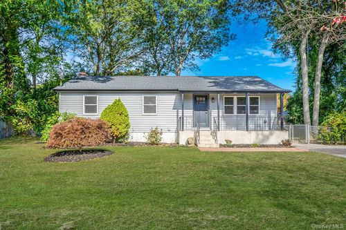 45 Arrowhead Dr, Shirley, NY, 11967-2618 | Card Image