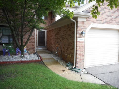 37066 Kirkshire Ct, Farmington Hills, MI, 48331-1836 | Card Image