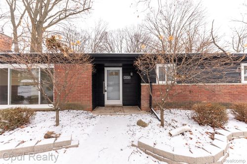 23220 Fleming Dr, Farmington, MI, 48335-4132 | Card Image