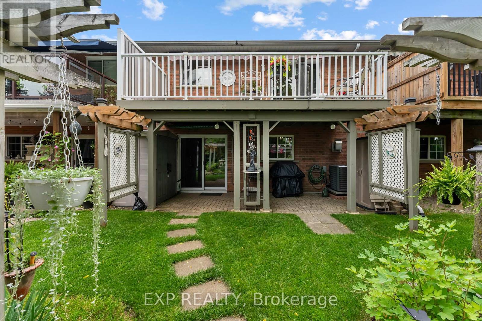 Residential in Pelham (Fonthill) 4