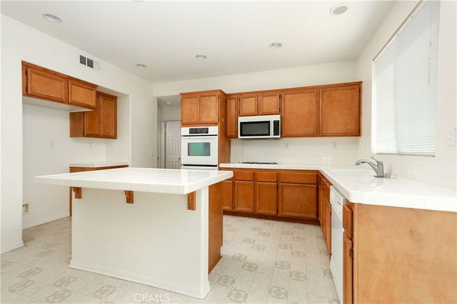 7556 W Avenue L11, House other with 5 bedrooms, 3 bathrooms and 2 parking in Lancaster CA | Image 8