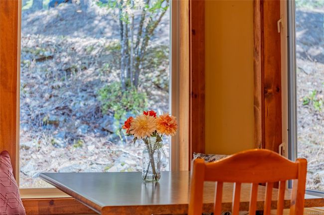 Eating area with windows | Image 17