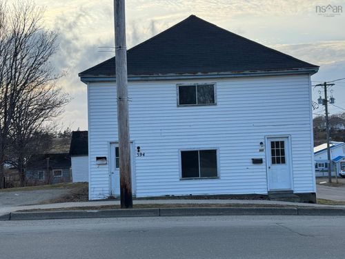 594-596 Main St, Yarmouth, NS, B5A1J8 | Card Image