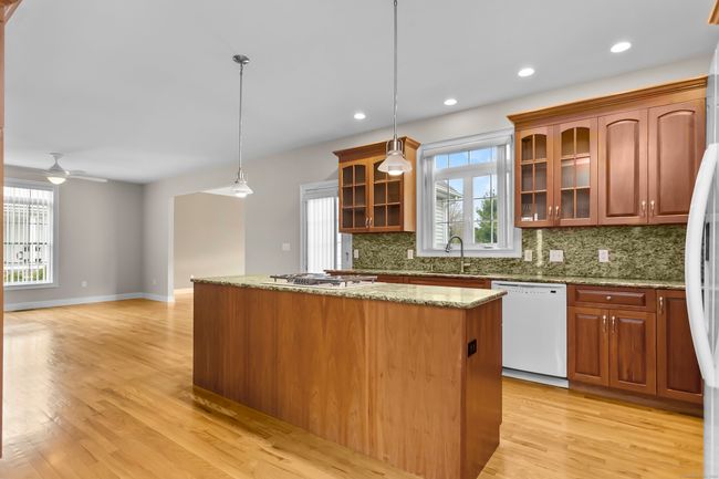 546 White Plains Rd, House other with 1 bedrooms, 2 bathrooms and 3 parking in Trumbull CT | Image 6