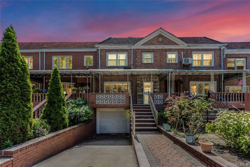 105 65th Rd, Forest Hills, NY, 11375-1841 | Card Image