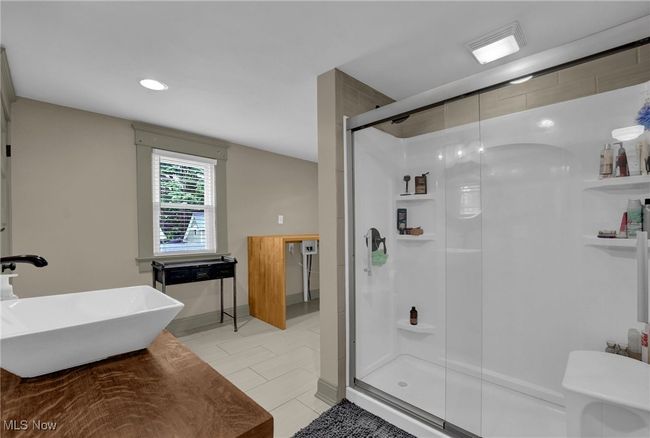 Full bath on upper level | Image 19