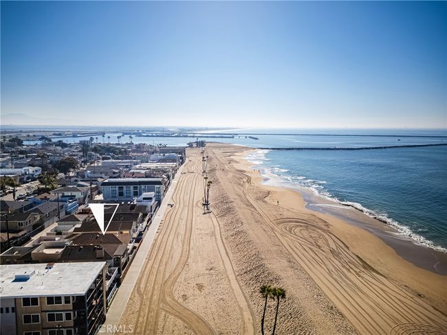 1207 Seal Way, Home with 6 bedrooms, 4 bathrooms and 2 parking in Seal Beach CA | Image 51