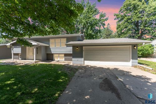 409 S 8th Ave, Brandon, SD, 57005-1431 | Card Image
