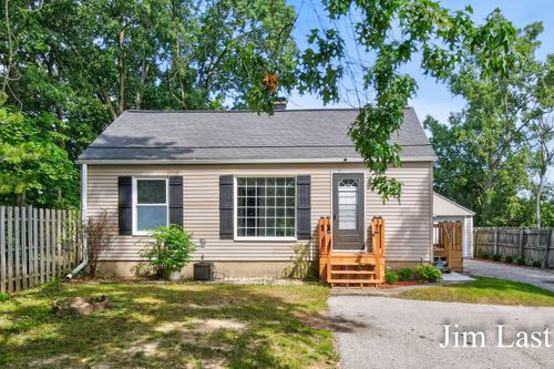 933 Barbara St, Walker, MI, 49544-1805 | Card Image