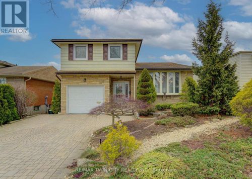 55 Coach Hill Dr, Kitchener, ON, N2E1N7 | Card Image